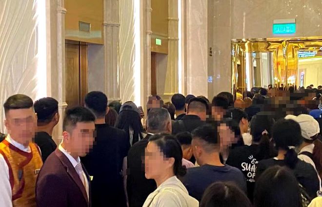 Kaiyun体育网站：全红婵逛街遭百人围堵！吓到躲厕所哭遭奇葩男子引诱：这有乌龟(图3)