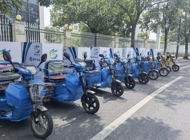 Kaiyun体育网站：公厕有了“共享单车”常熟创新打造五彩工具移动保洁车(图2)