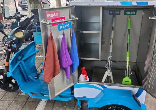 Kaiyun体育网站：公厕有了“共享单车”常熟创新打造五彩工具移动保洁车(图3)