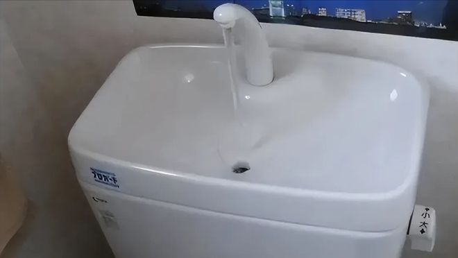 空间与水源双重节省：创意马桶设计融合洗手台体验智能生活(图3)