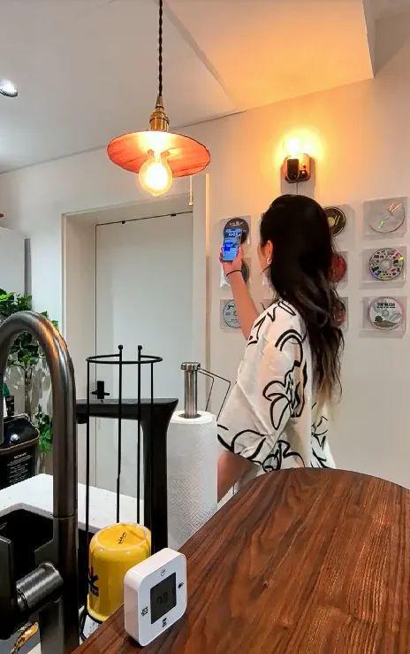 上海47㎡老破小主卧不要衣柜竟装下几百件衣服(图8)