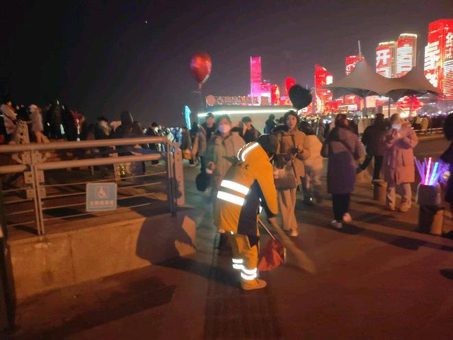 “你好2025”环卫保障为跨年增添洁净与温暖(图1)