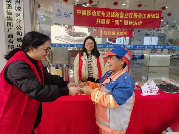 Kaiyun（中国体育）：关爱户外工作者广西移动开展暖“新”服务活动(图1)