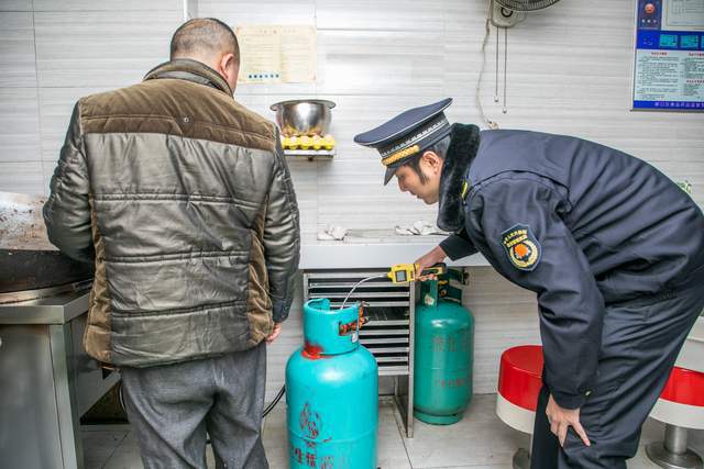 澎湃动能靶向发力硚口城管跨年之夜市容环境保障工作回放(图4)