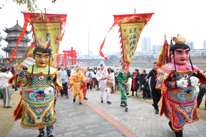 Kaiyun体育网站：守初心强“四力”助发展丨非遗赋彩庆新春乐山诗意年味惊艳出圈(图4)