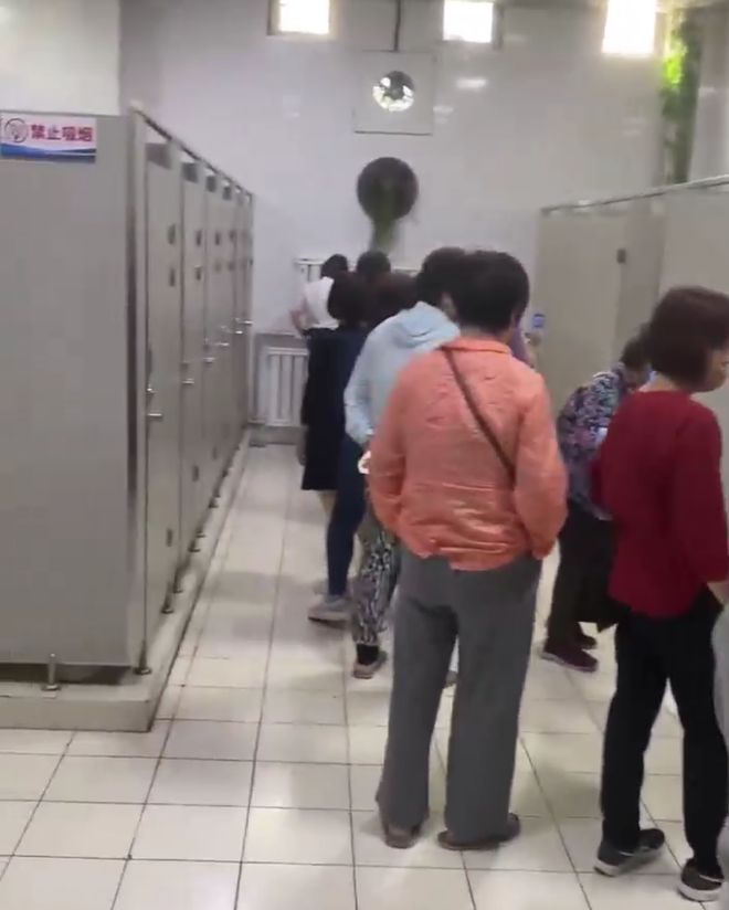 “憋了3个多小时我肾快没了”新疆旅游上厕所让人崩溃？当地迅速回应(图4)