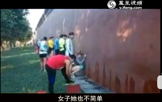 再怎么跑马拉松也不能往重点中学校门口撒尿啊(图10)