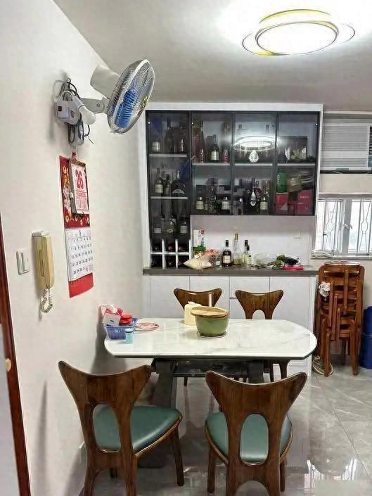 Kaiyun（中国体育）：一家四口在香港仅有55平新房没有阳台装修非常极简真羡慕！(图1)