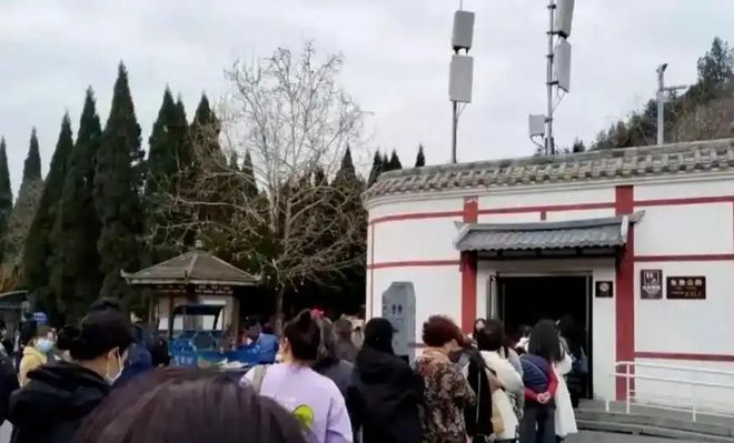 4月15日河南某景区一男厕内上演了令人难以启齿且不堪入目的画面(图5)