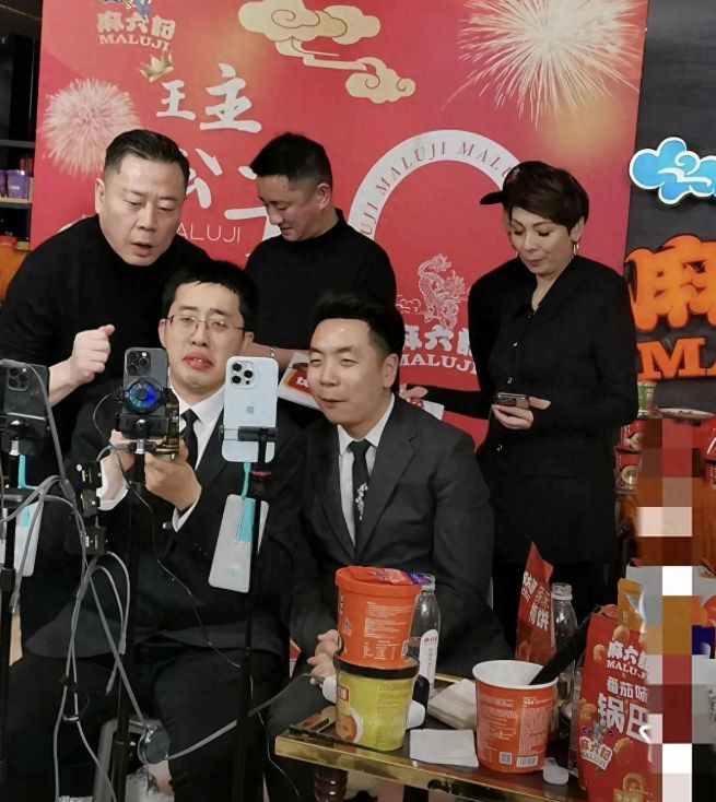 Kaiyun体育网站：太有面！小井现身北京汪小菲高规格接待两人同排并坐一起用餐(图1)
