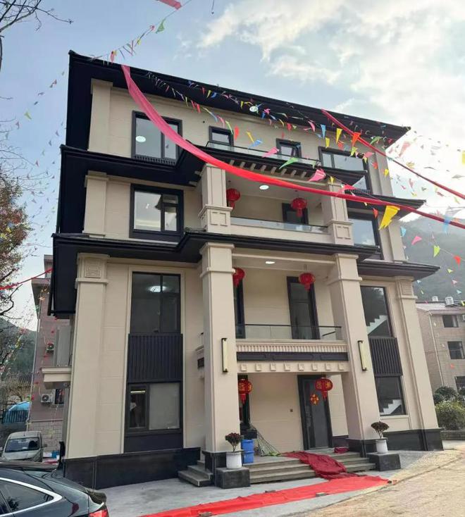 Kaiyun体育网站：浙江男子晒出农村自建房仅凭外观就爆火走红网友：太高级了！(图2)
