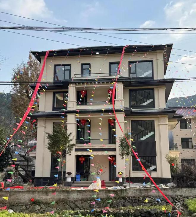 Kaiyun体育网站：浙江男子晒出农村自建房仅凭外观就爆火走红网友：太高级了！(图1)