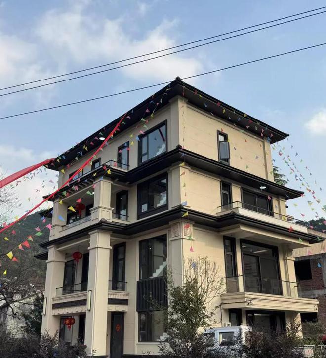 Kaiyun体育网站：浙江男子晒出农村自建房仅凭外观就爆火走红网友：太高级了！(图5)