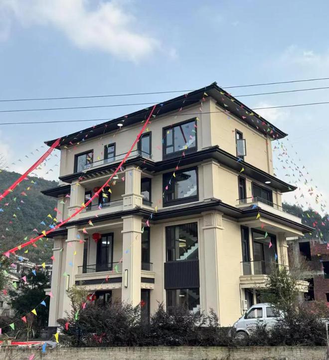 Kaiyun体育网站：浙江男子晒出农村自建房仅凭外观就爆火走红网友：太高级了！(图3)