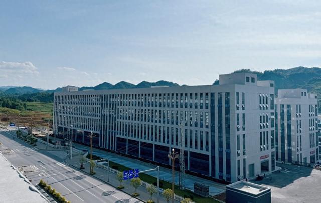 昭通镇雄县以勒易迁后扶纺织服装产业园项目通过规划验收(图1)