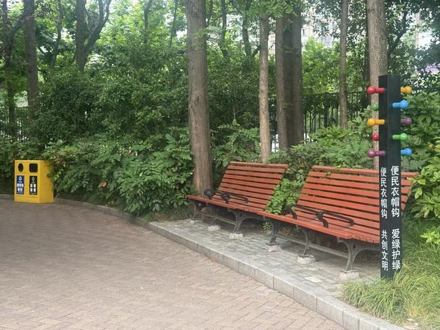 公园24小时开放后的三道题：长椅、厕所、禁令管理(图1)
