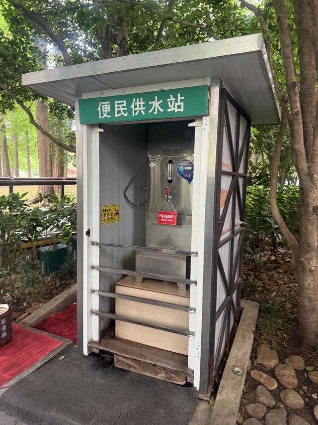公园24小时开放后的三道题：长椅、厕所、禁令管理(图12)