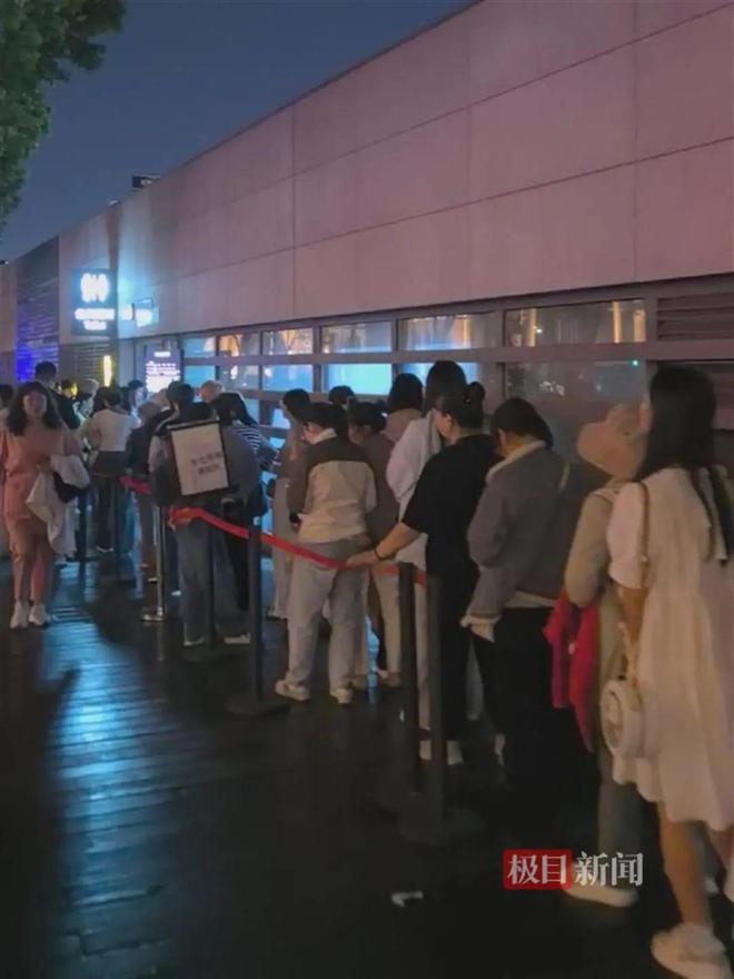 Kaiyun体育网站：记者实探上海外滩：公厕排队情况相较往年五一得到缓解(图2)
