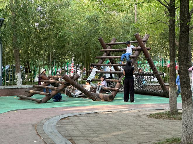 南箐园公厕焕新升级：打造“运动+童趣”主题便民空间(图3)