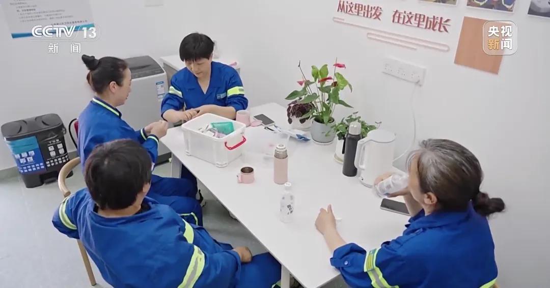 “卫生间最后一个隔间”引关注女报评论：保洁员休息室不该是厕所隔间(图1)