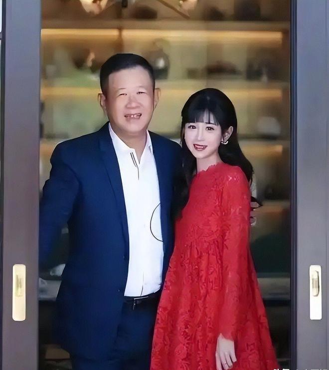 特步大公主豪宅首曝光！床大到随意翻滚黄金马桶、洗手池真豪横(图16)
