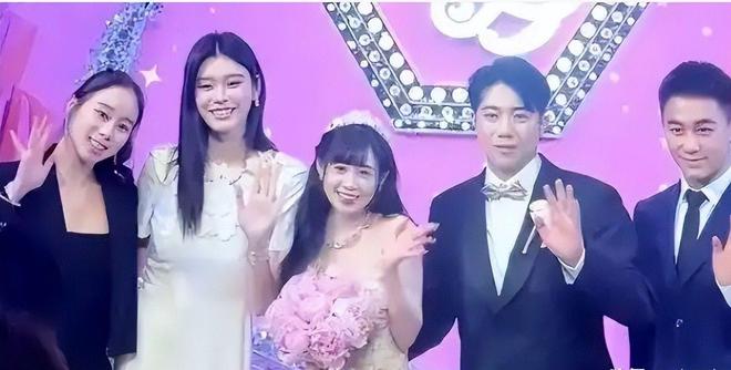 特步大公主豪宅首曝光！床大到随意翻滚黄金马桶、洗手池真豪横(图20)