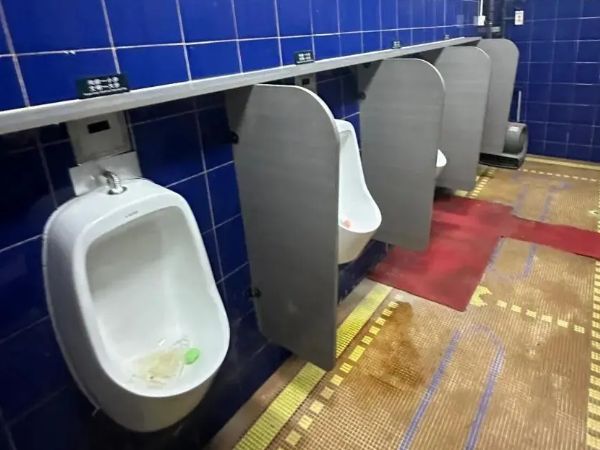 景区男厕现“红唇”便斗管理方响应民意迅速拆除！(图2)