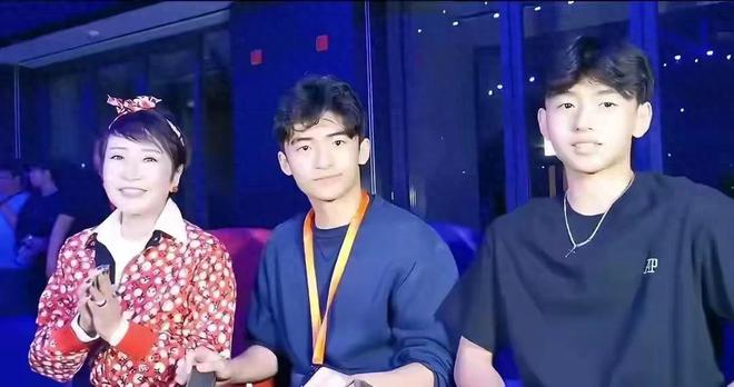 Kaiyun（中国体育）：谢贤健康状况不乐观！香港街头被偶遇坐轮椅晒太阳人消瘦无神(图1)