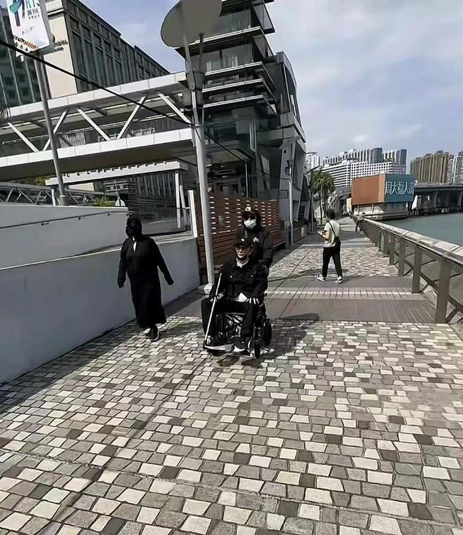 Kaiyun（中国体育）：谢贤健康状况不乐观！香港街头被偶遇坐轮椅晒太阳人消瘦无神(图3)
