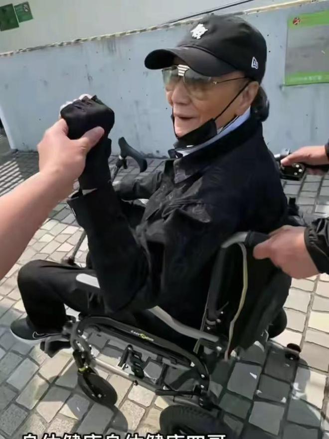 Kaiyun（中国体育）：谢贤健康状况不乐观！香港街头被偶遇坐轮椅晒太阳人消瘦无神(图7)