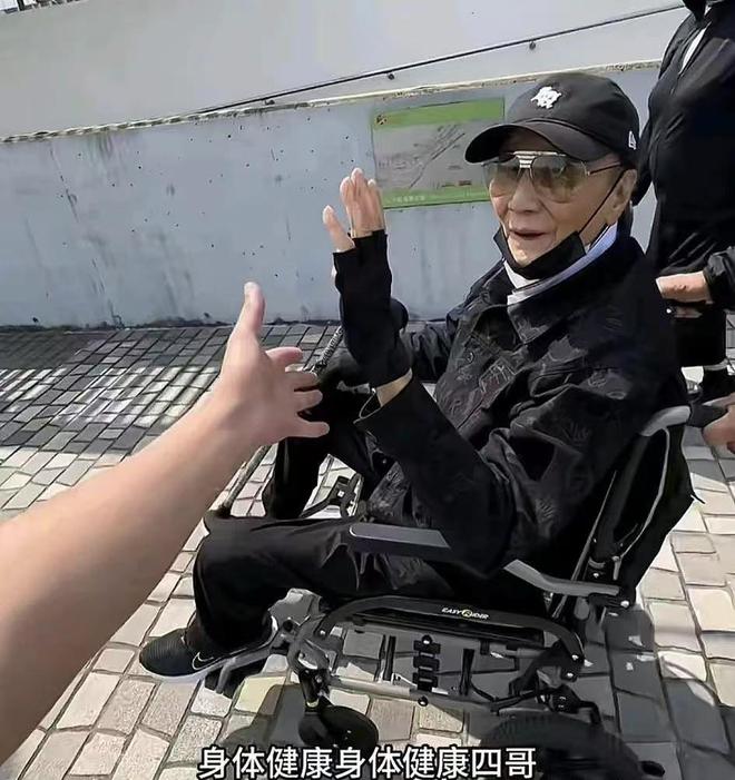 Kaiyun（中国体育）：谢贤健康状况不乐观！香港街头被偶遇坐轮椅晒太阳人消瘦无神(图6)