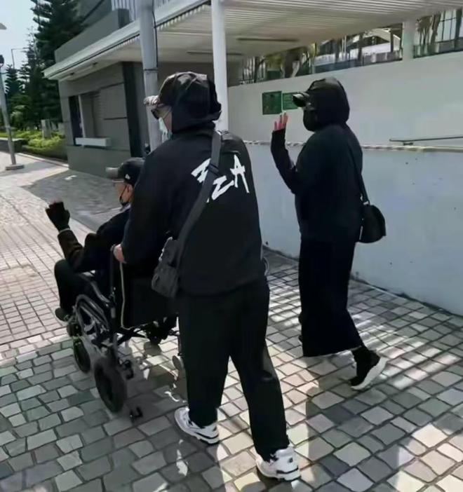 Kaiyun（中国体育）：谢贤健康状况不乐观！香港街头被偶遇坐轮椅晒太阳人消瘦无神(图8)