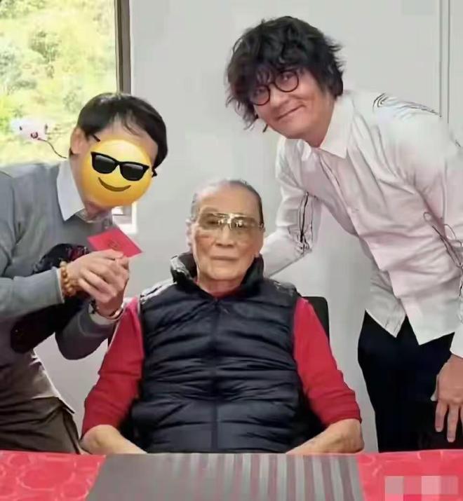 Kaiyun（中国体育）：谢贤健康状况不乐观！香港街头被偶遇坐轮椅晒太阳人消瘦无神(图10)