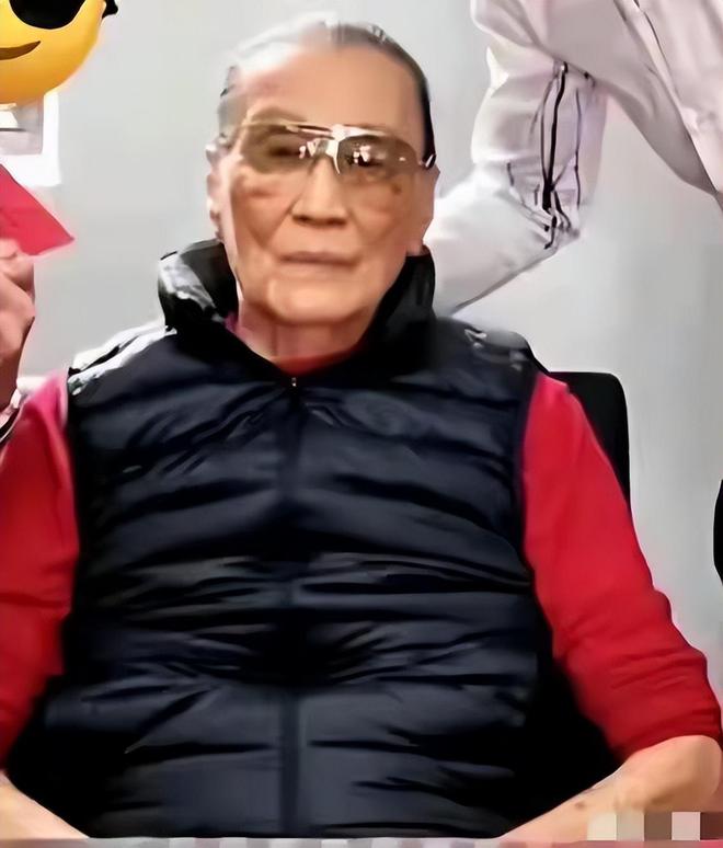 Kaiyun（中国体育）：谢贤健康状况不乐观！香港街头被偶遇坐轮椅晒太阳人消瘦无神(图11)