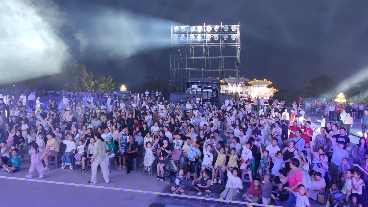 临汾市乡宁县戎子酒庄举办夜游嘉年华活动引客来(图1)