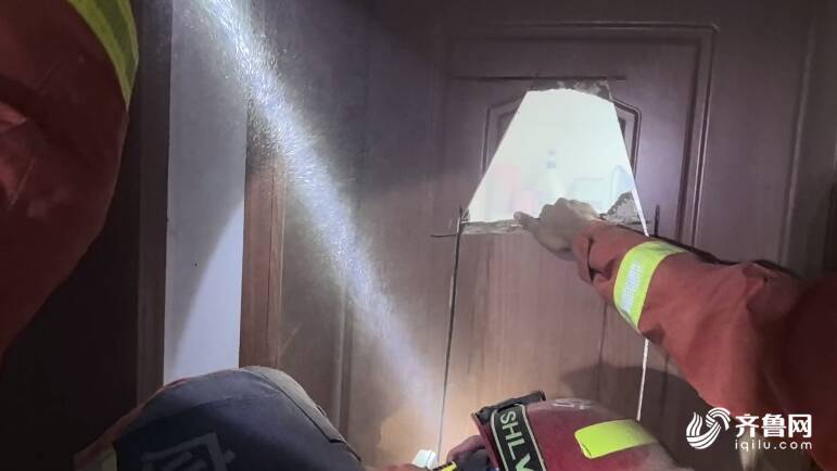 青岛：男子突发疾病晕倒被困卫生间消防紧急破拆救援(图1)