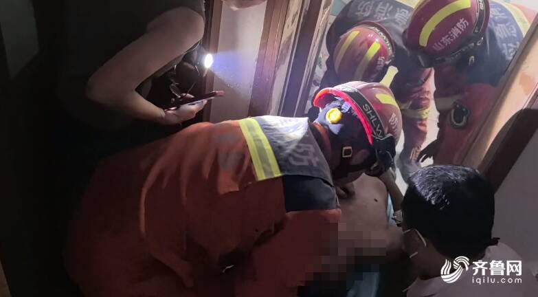 青岛：男子突发疾病晕倒被困卫生间消防紧急破拆救援(图2)