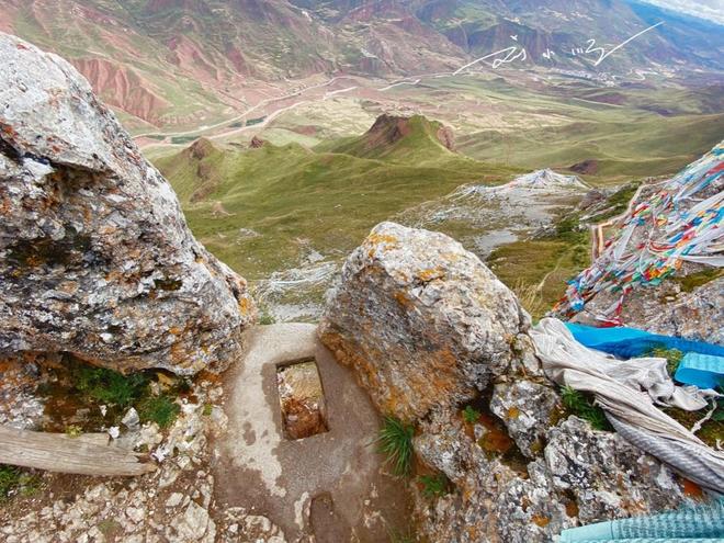 Kaiyun（中国体育）：实拍海拔近5000米的“天空厕所”：脚下便是悬崖你敢不敢来上？(图5)