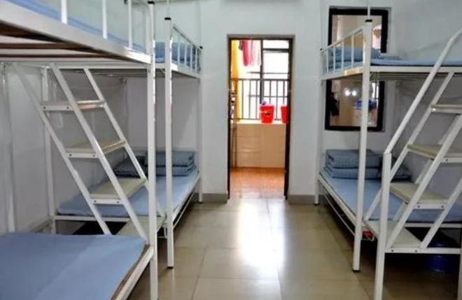 Kaiyun体育网站:家长送娃上学后吐槽:宿舍像荒野求生潮得能长蘑菇教育局回应(图10)