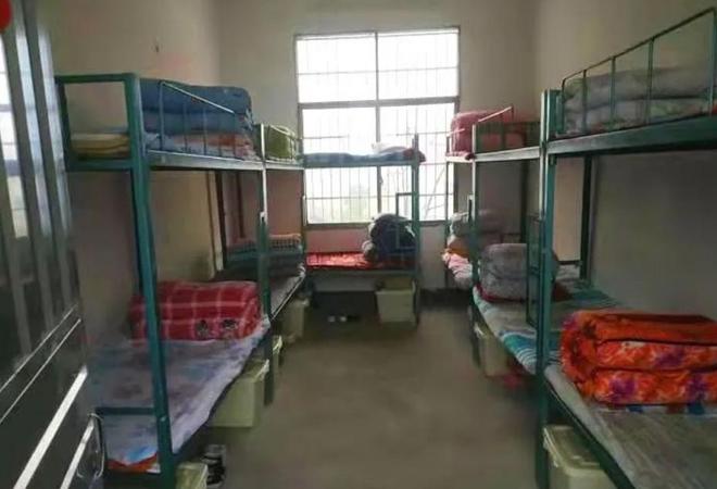 Kaiyun体育网站:家长送娃上学后吐槽:宿舍像荒野求生潮得能长蘑菇教育局回应(图9)