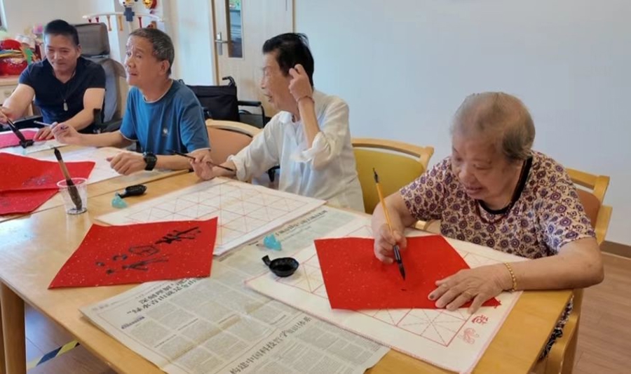 打开养老院的“门”走进老人的“心”。(图2)