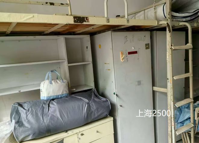 “改的也太不彻底了!”高校把厕所改宿舍“竣工”画面太好笑!(图1)