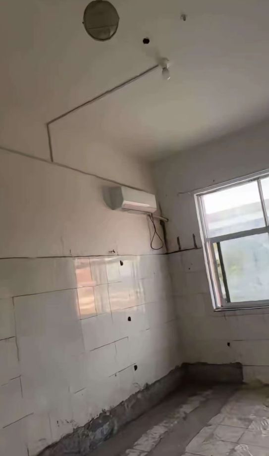 “改的也太不彻底了!”高校把厕所改宿舍“竣工”画面太好笑!(图2)