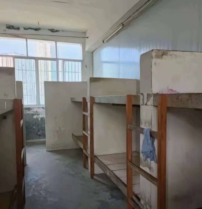 “改的也太不彻底了!”高校把厕所改宿舍“竣工”画面太好笑!(图3)