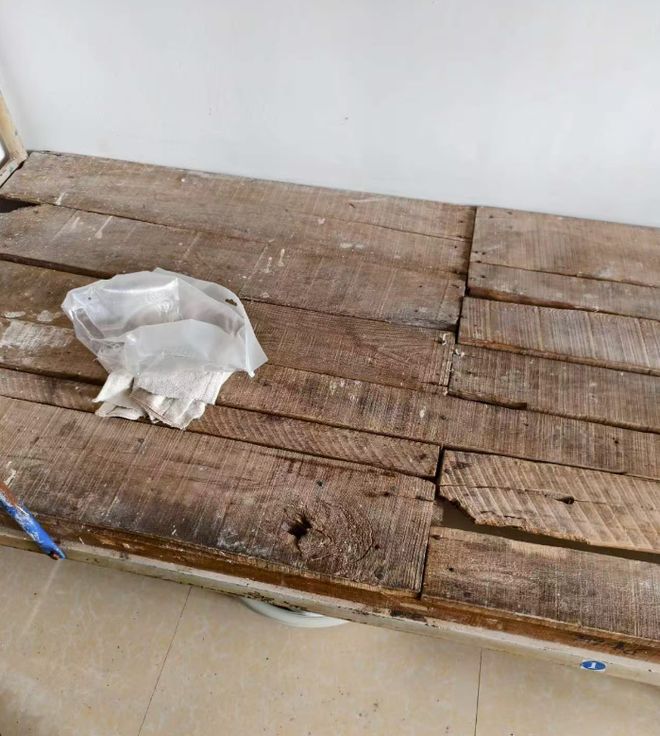 “改的也太不彻底了!”高校把厕所改宿舍“竣工”画面太好笑!(图6)