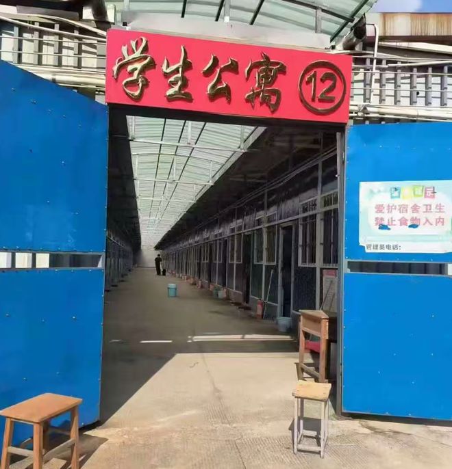 “改的也太不彻底了!”高校把厕所改宿舍“竣工”画面太好笑!(图4)