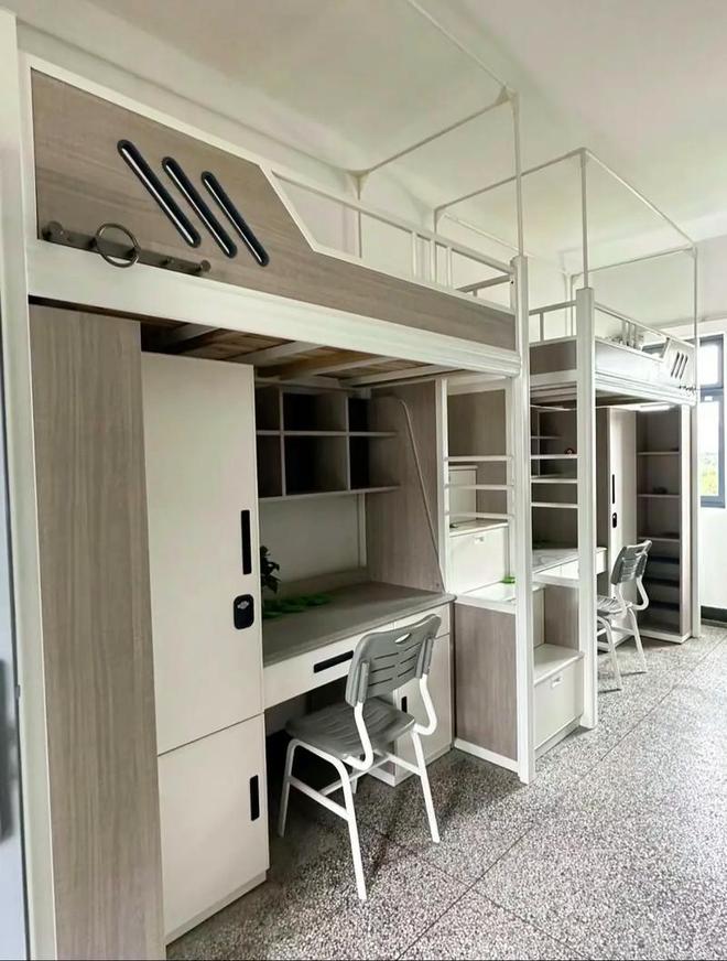 “改的也太不彻底了!”高校把厕所改宿舍“竣工”画面太好笑!(图7)