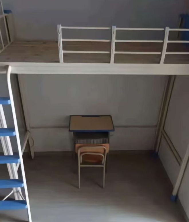 “改的也太不彻底了!”高校把厕所改宿舍“竣工”画面太好笑!(图5)