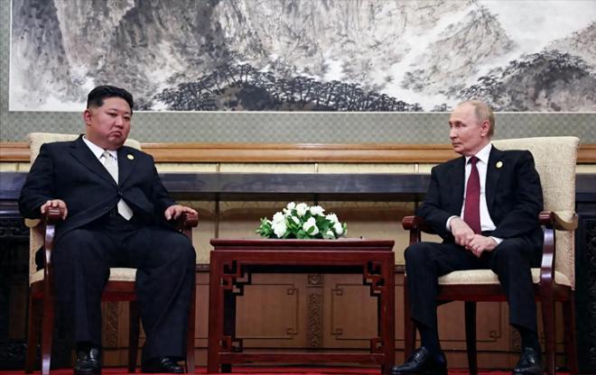 普京会后金正恩随身警卫仔细擦桌椅、销痕迹是防中国间谍吗？(图1)