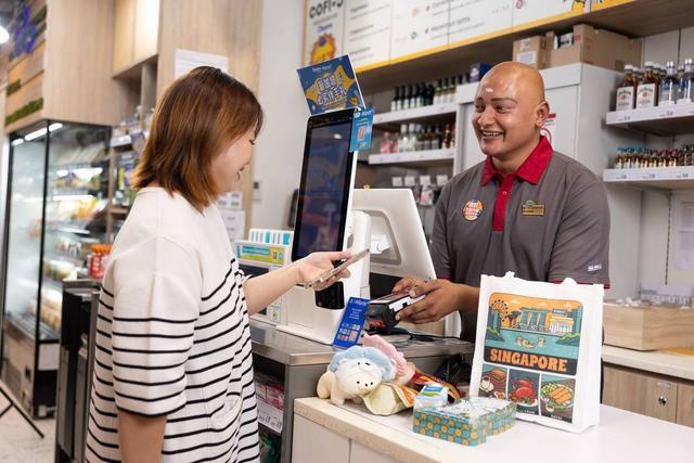 Kaiyun体育网站:全球商家热盼“十一”中国客:新加坡店员学中文欧洲公厕可扫码如厕(图1)